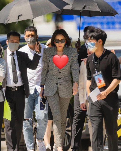 56歲劉嘉玲低胸裝辣曬好身材　「巨星排場」驚呆網民