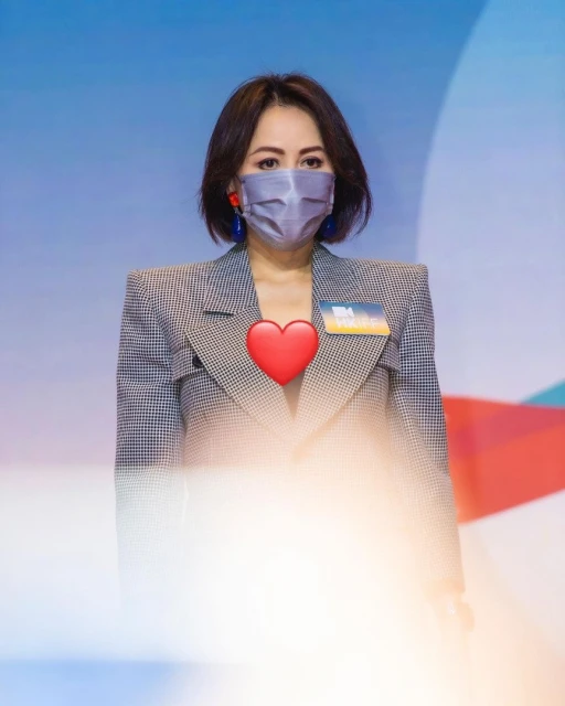 56歲劉嘉玲低胸裝辣曬好身材　「巨星排場」驚呆網民