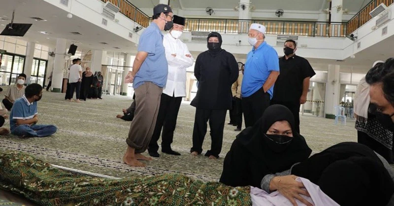 阿莎麗娜父親逝世