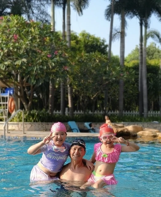 曾被網民催婚自爆有女兒　何家勁曬戲水照疑似女兒曝光？