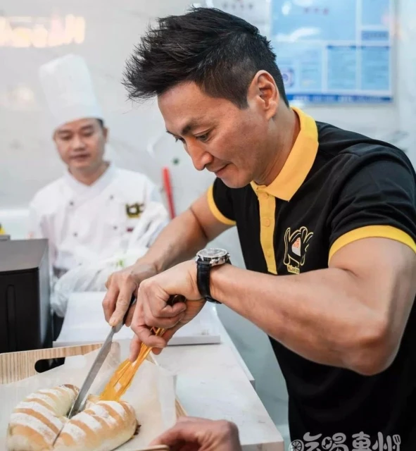 曾被網民催婚自爆有女兒　何家勁曬戲水照疑似女兒曝光？