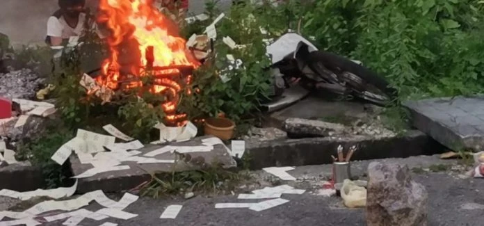 七月「鬼門開」拜祭「好兄弟」　一旁的摩哆慘被燒毀