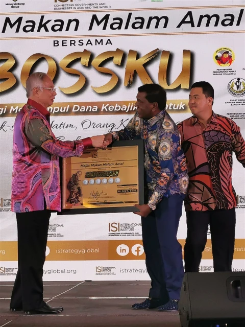 納吉贊助球衣足球高爾夫球供拍賣　16萬款項捐16家孤兒老人單位