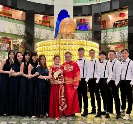 一對新人盡孝不避忌　骨灰安置所祭祖拍照