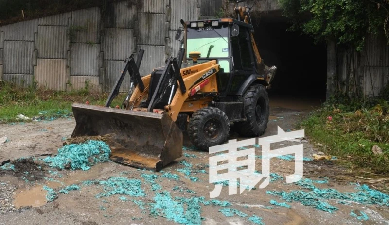 一周內丟了3次　手套廠硬闖河流保留地傾倒垃圾被開罰