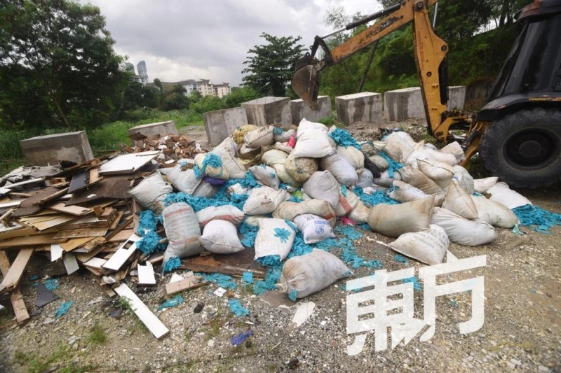 一周內丟了3次　手套廠硬闖河流保留地傾倒垃圾被開罰