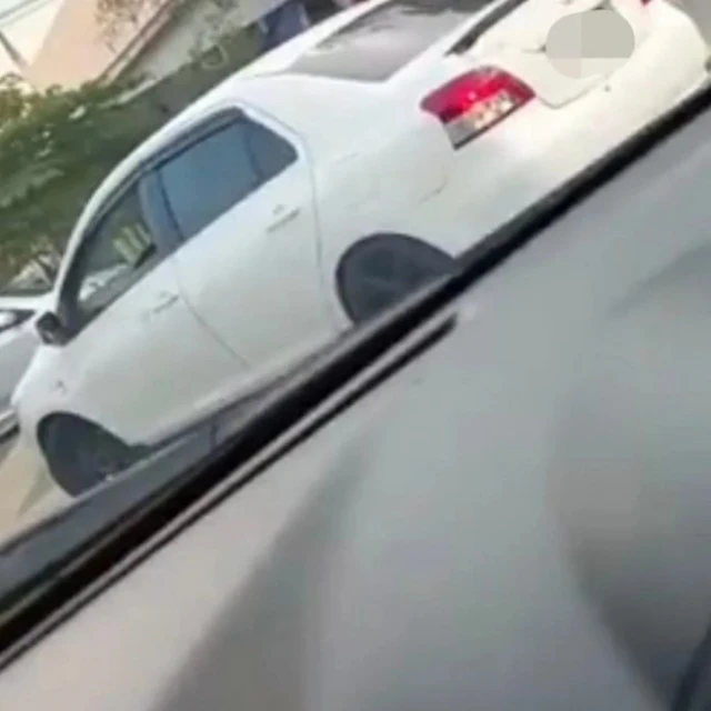 揮鑰匙砸女司機車鏡　警追緝男路霸