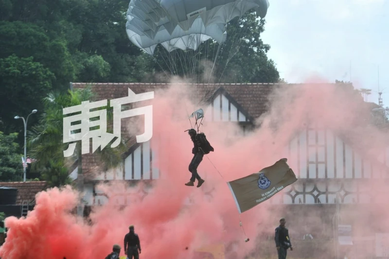 「警方與民同在」公路遊行　跳傘及反恐演習等演出讓人大飽眼福