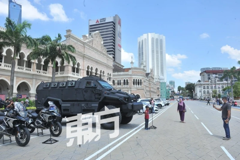 「警方與民同在」公路遊行　跳傘及反恐演習等演出讓人大飽眼福