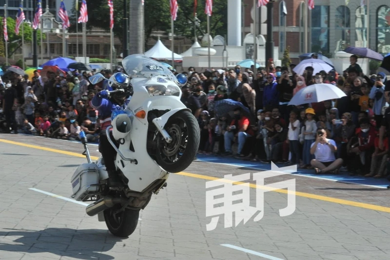 「警方與民同在」公路遊行　跳傘及反恐演習等演出讓人大飽眼福