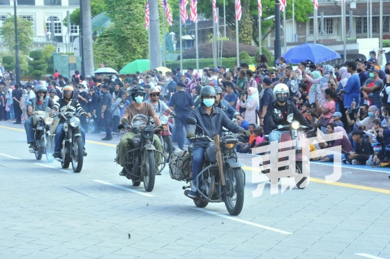 「警方與民同在」公路遊行　跳傘及反恐演習等演出讓人大飽眼福