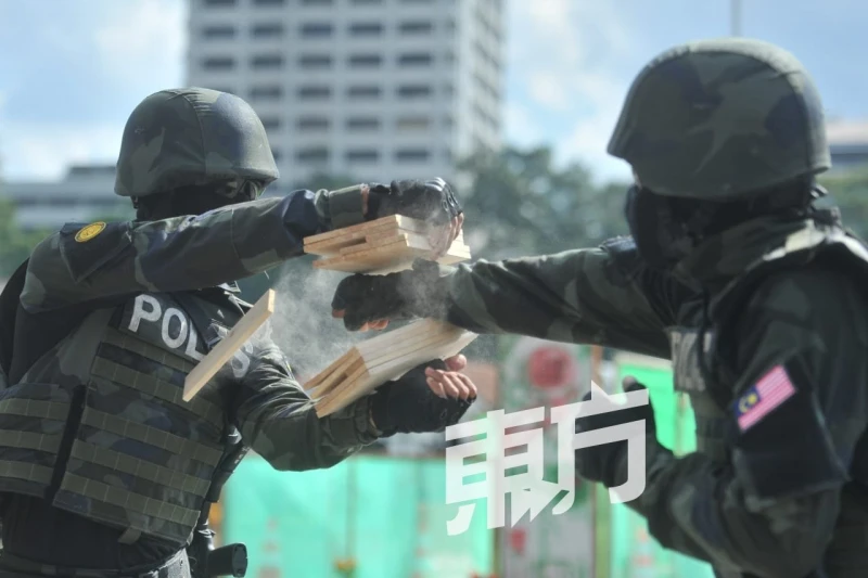 「警方與民同在」公路遊行　跳傘及反恐演習等演出讓人大飽眼福