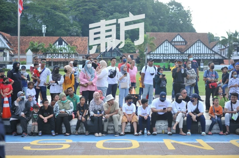 「警方與民同在」公路遊行　跳傘及反恐演習等演出讓人大飽眼福