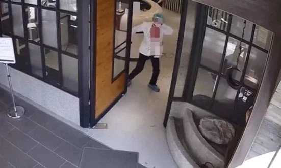 勸離門外遊民好心給他一瓶水　醫師助理遭砍傷急縫80多針