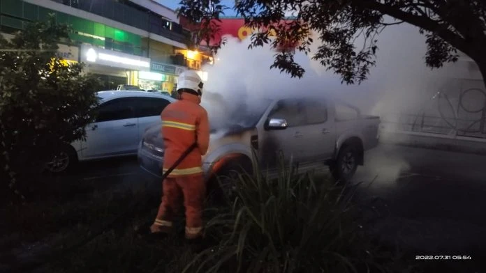 皮卡突告冒煙自焚   火勢在5分鐘內受控