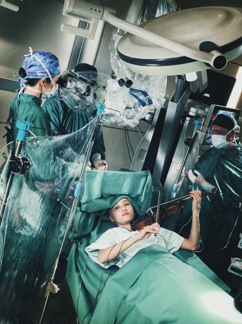 《白色強人II》郭晉安胡定欣為手術展開角力　邊開腦邊拉小提琴是真實案例