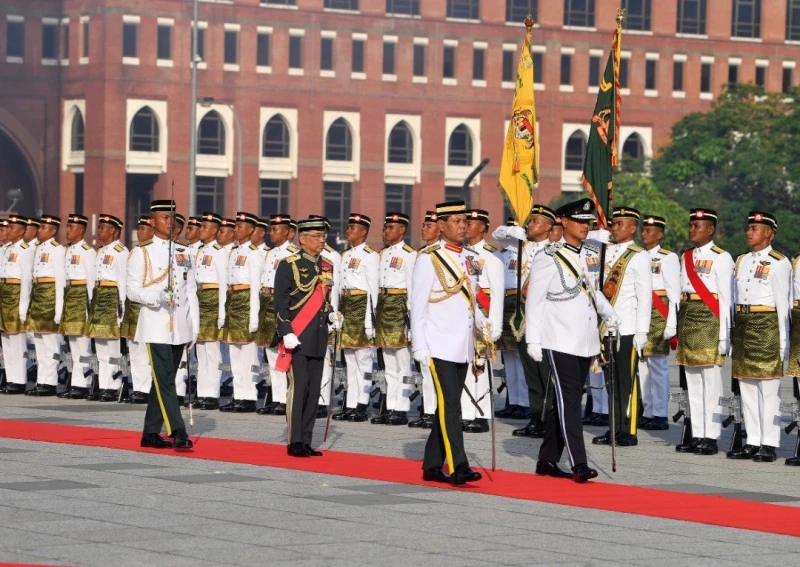 元首出席國家英雄日慶典檢閱