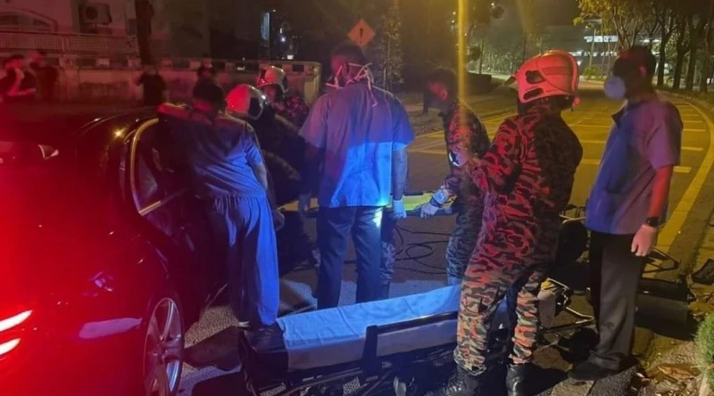 馬賽地疑失控撞樹毀不成形　華青受困車內獲救