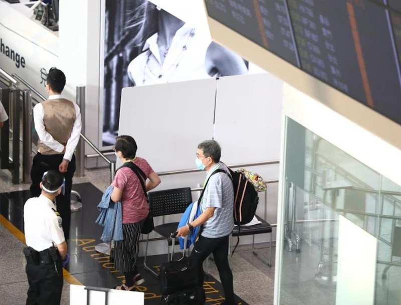 【MIRROR演唱會】阿Mo父母抵達香港 憂心忡忡離開機場