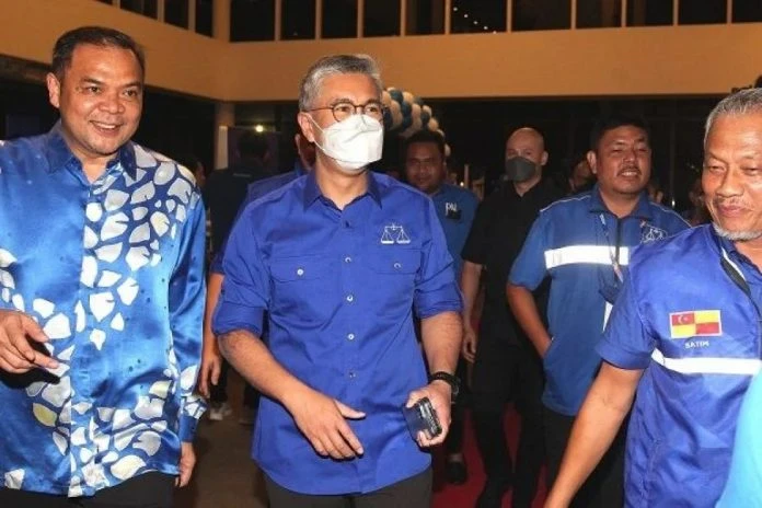 財長東姑扎夫魯披藍衣　萬眾矚目出席國陣大會