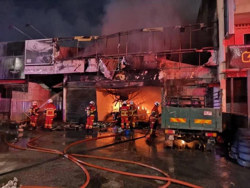 亞依淡一輪胎店失火　圍牆坍塌2義消隊員受輕傷