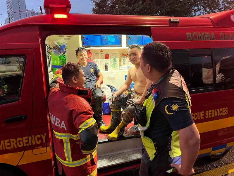 亞依淡一輪胎店失火　圍牆坍塌2義消隊員受輕傷