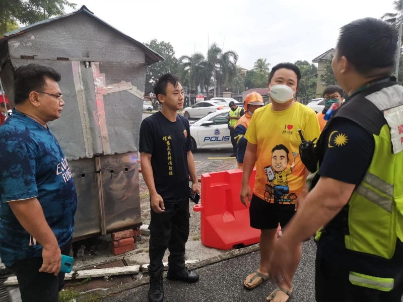 亞依淡一輪胎店失火　圍牆坍塌2義消隊員受輕傷