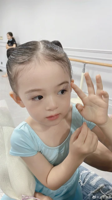 賈曉晨4歲女兒小小回族美人　網民：絕對是騙人生女系列