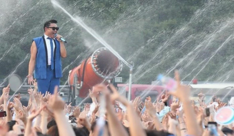 PSY「濕身秀」爆意外　工作人員摔下15公尺高台身亡