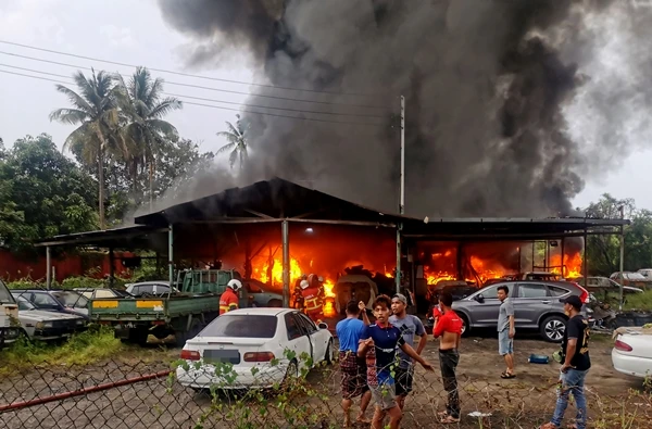 多次爆炸聲 機場旁修車廠大火 燒燬宿舍殃及5車