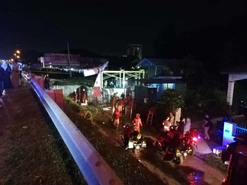 一架小型飛機墜地　死傷未知