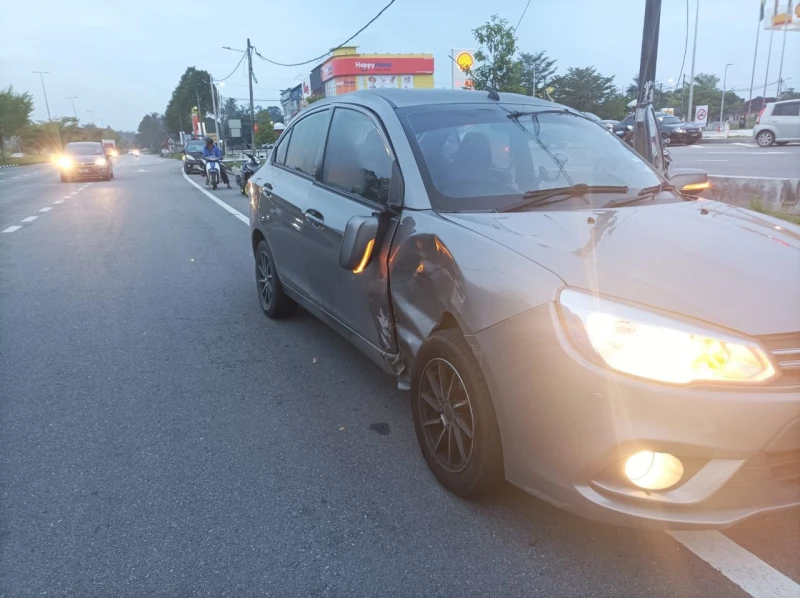 中小學女教師上班時轎車相撞  中學女教師受傷車輛四輪朝天