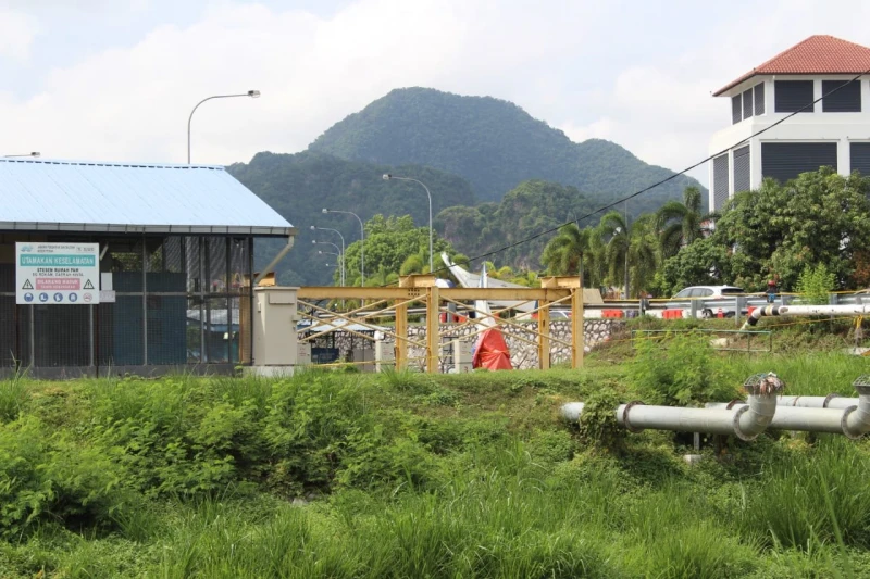 【怡保小型飛機失事】警方現場封鎖森嚴　民眾隔岸遙望飛機殘骸