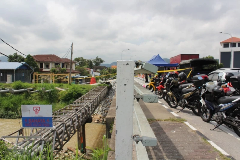 【怡保小型飛機失事】警方現場封鎖森嚴　民眾隔岸遙望飛機殘骸