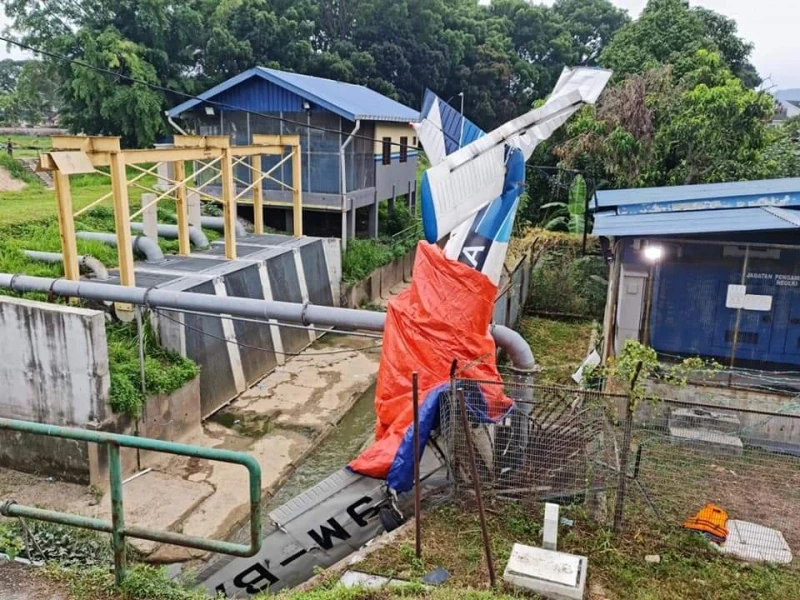 【怡保小型飛機失事】警方現場封鎖森嚴　民眾隔岸遙望飛機殘骸