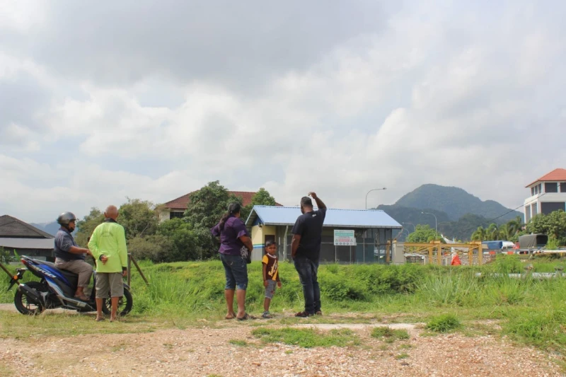 【怡保小型飛機失事】警方現場封鎖森嚴　民眾隔岸遙望飛機殘骸
