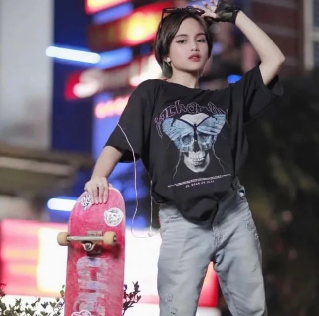 馬來女星在路中央扭腰擺臀    網民：不怕被網暴「很勇敢」