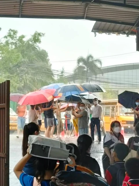學生家長超暖心　為放學生遮雨坐校車返家