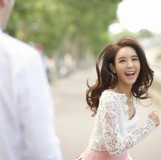 法國享受人生　43歲官恩娜逆齡美照曝光