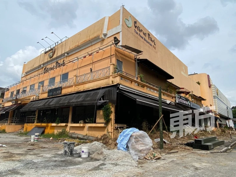 KL最老舊廣場開始拆除！　老顧客見OUG招牌被移走濕了眼眶