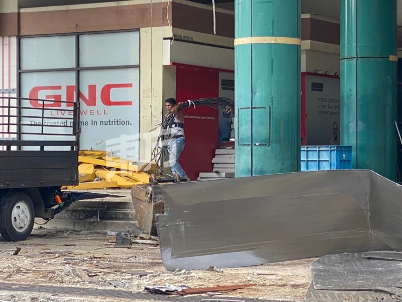 KL最老舊廣場開始拆除！　老顧客見OUG招牌被移走濕了眼眶