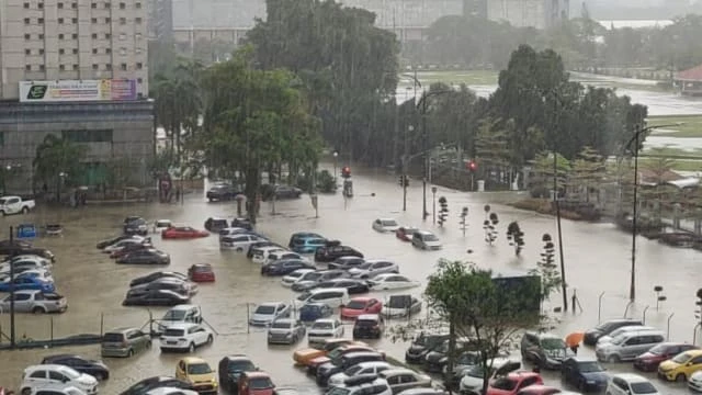 大雨加漲潮致突發性淹水 馬國柔佛新山車子泡水中