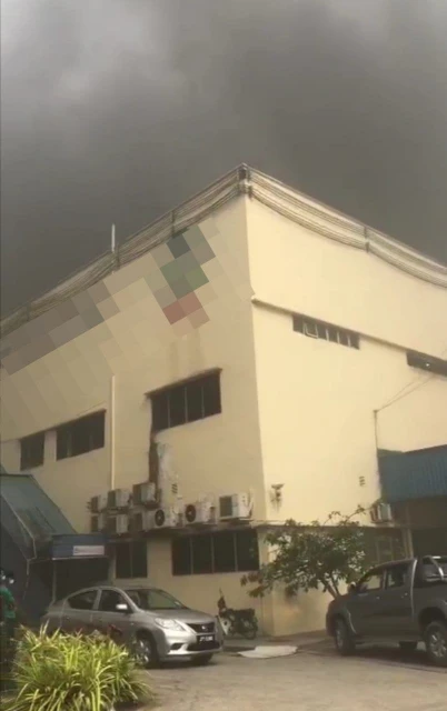 電子回收廠失火　狂燒12小時