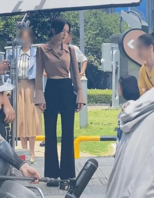 拍戲被捕獲　43歲秦嵐細腰長腿驚艷網民