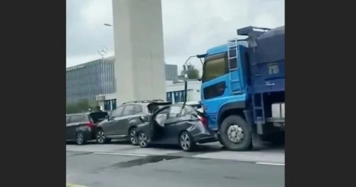 8車連環撞車疊車