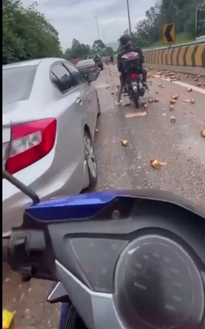 載沙丁魚羅里南北大道翻覆　車龍長達8公里