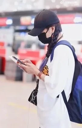 趙薇喪父2個月後機場首露面　新劇拍一半被換角