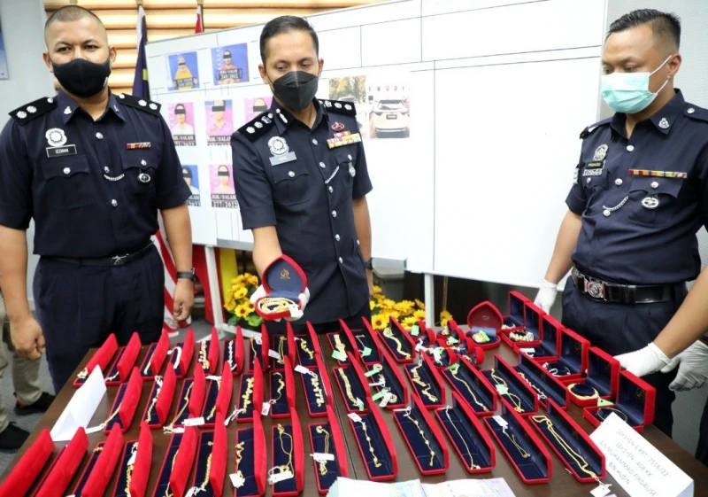 金店職員與外人勾結　虧空公司70萬金飾