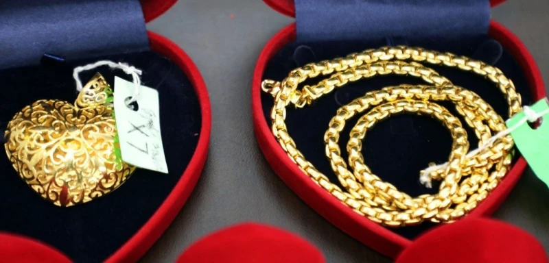 金店職員與外人勾結　虧空公司70萬金飾