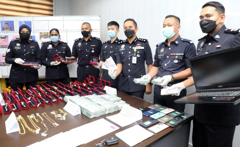 金店職員與外人勾結　虧空公司70萬金飾